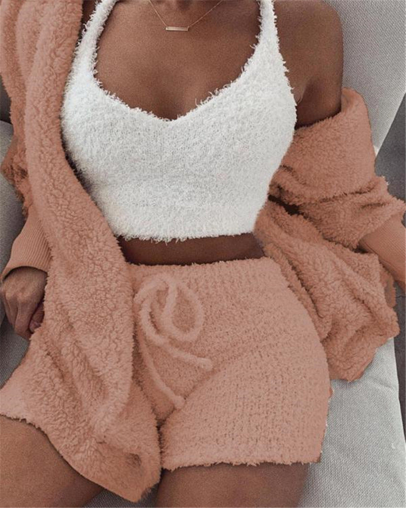 Comfortabele roze 3-delige pyjama set met crop top en shorts VillanoMode