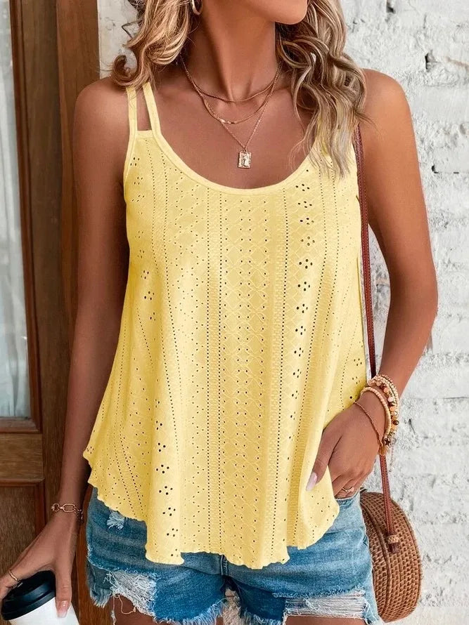 Gele Amber boho top gedragen in een zomerse, ontspannen setting, ideaal voor strand of terras.