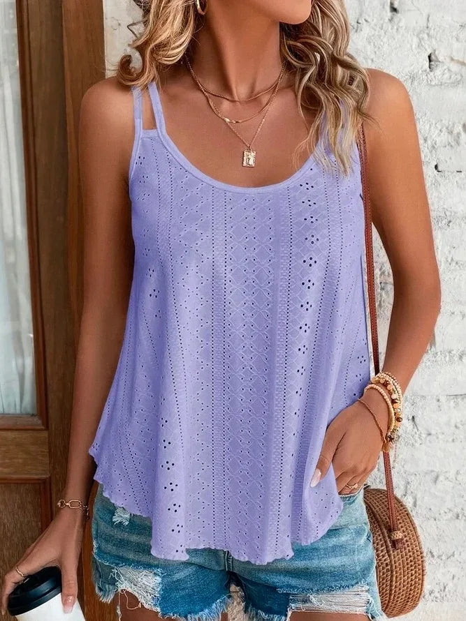 Detail van de lila Amber boho top, focus op de halslijn en zachte schouderlijn.