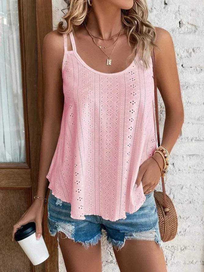 Close-up van de roze Amber boho top, toont de fijne 'hollow out' stof en textuur van de top.