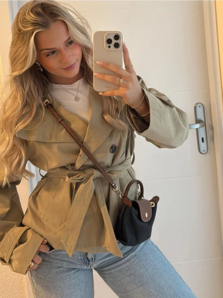 Roos Cropped Trenchcoat – Chic & Elegant