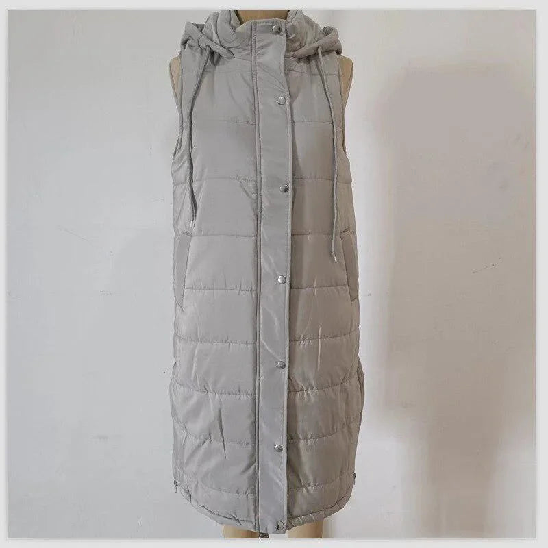 Barbara Puffer Vest – Lange Mouwloze Bodywarmer met Capuchon in lichtgrijze kleur, perfect voor koude dagen.