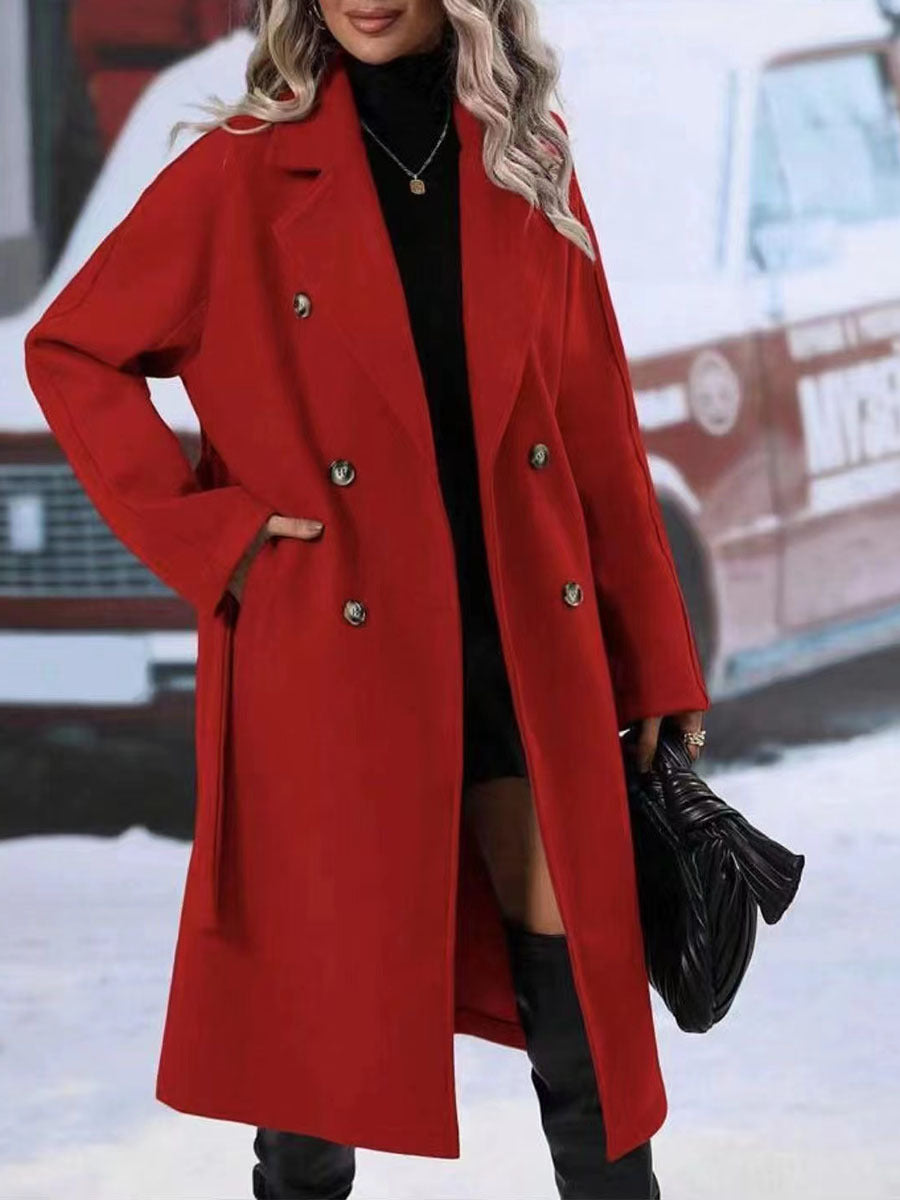 Stijlvolle dames rode trenchcoat Elise klassieke look van 2025. VillanoMode