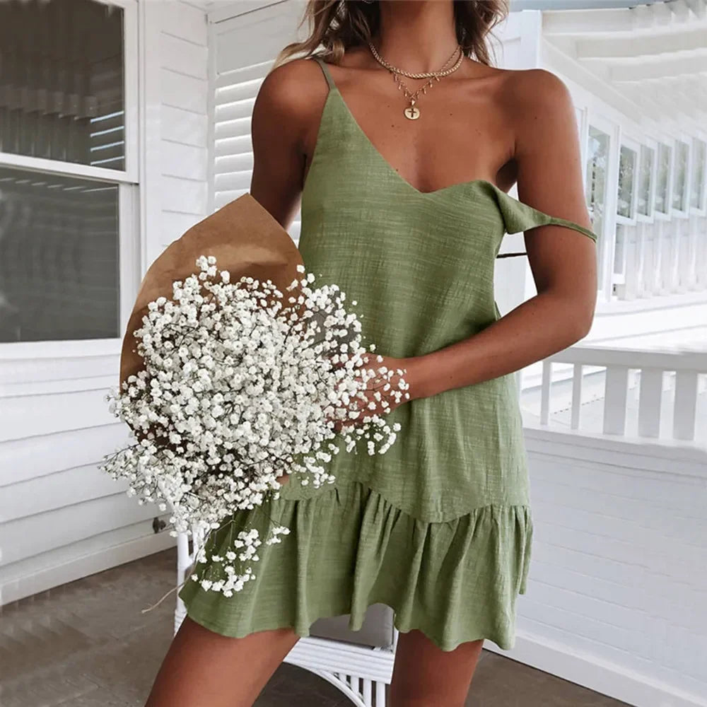 Groene speelse mini-jurk van katoen-linnen met off-shoulder pasvorm.