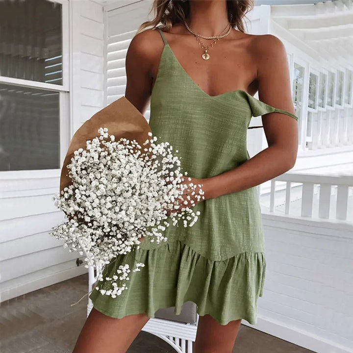 Groene speelse mini-jurk van katoen-linnen met off-shoulder pasvorm.