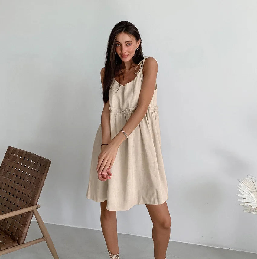 Model in witte linnen overgooier, de Eva jurk. 
