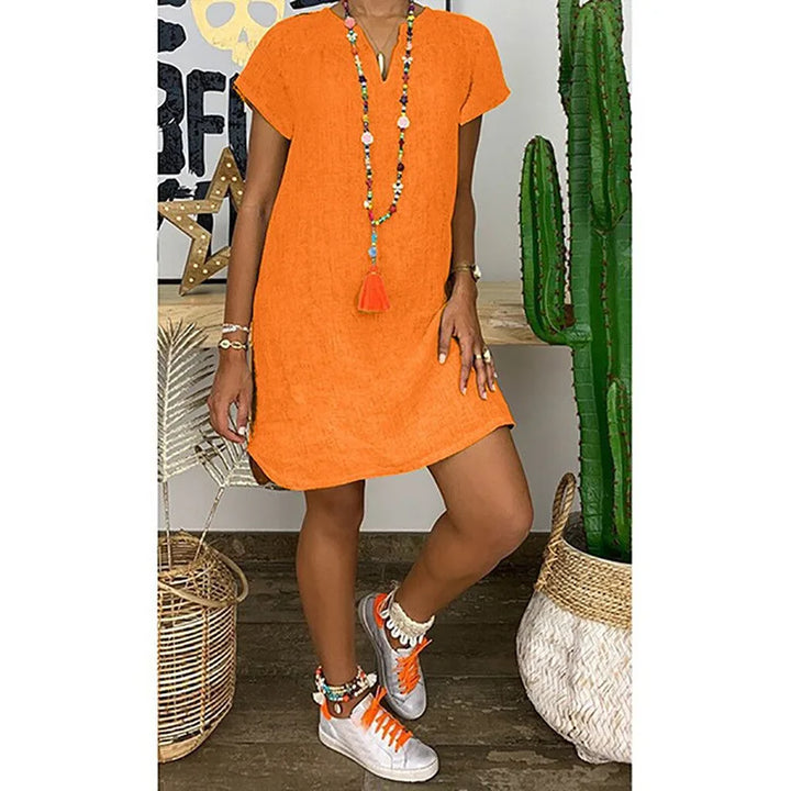 Productfoto van de Clara jurk online, een losvallende jurk met V-hals.
