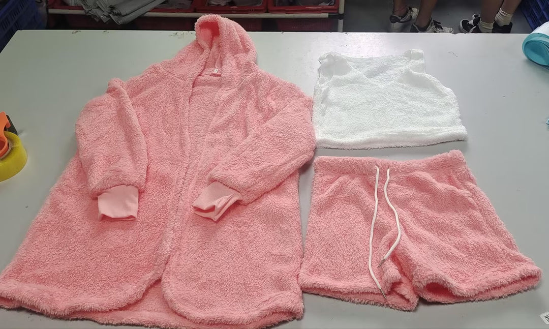Moderne roze pyjama set met crop top en shorts voor dames VillanoMode
