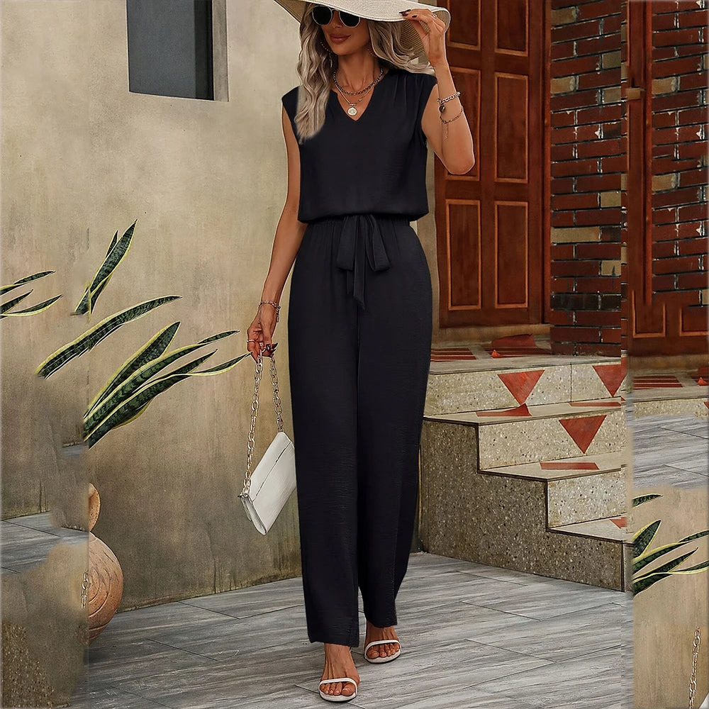 Gedetailleerde foto van de Villano Mode zwarte jumpsuit met praktische zakken en een soepele stof.