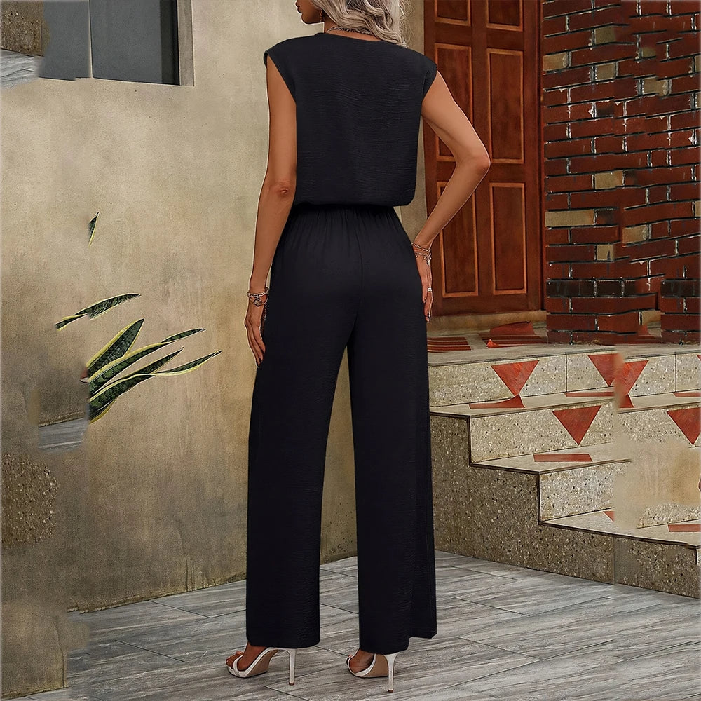 Mouwloze zwarte jumpsuit set van Villano Mode met hoge taille en flatterende wijde pijpen, ideaal voor een chique look.