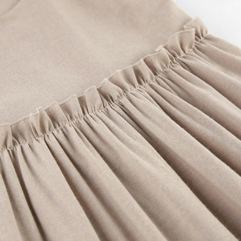 Elegante witte linnen jurk met ruches aan de rand. 