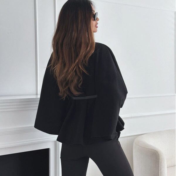 "Dames Capejas met Ceintuur – Elegante Top met Opstaande Kraag en Vleermuismouwen" - Villano mode